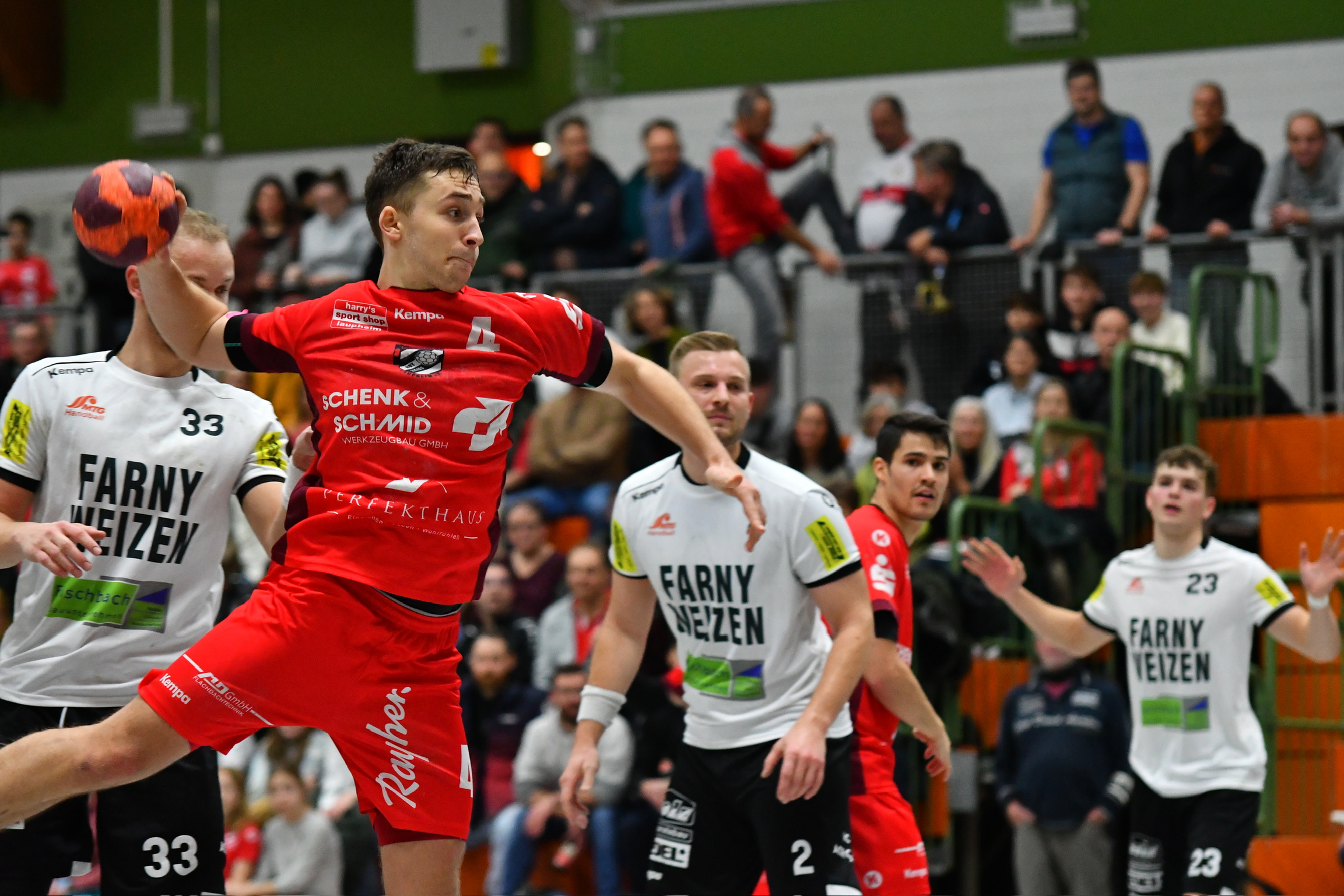 Actionshot eines Handballspielers im Wurf