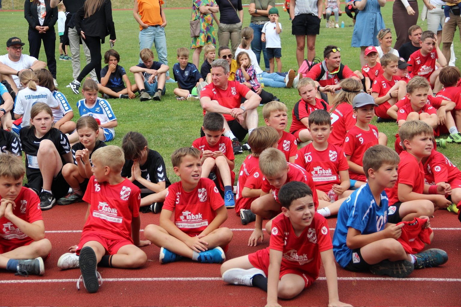 Die Handballjugend auf dem Sportplatz