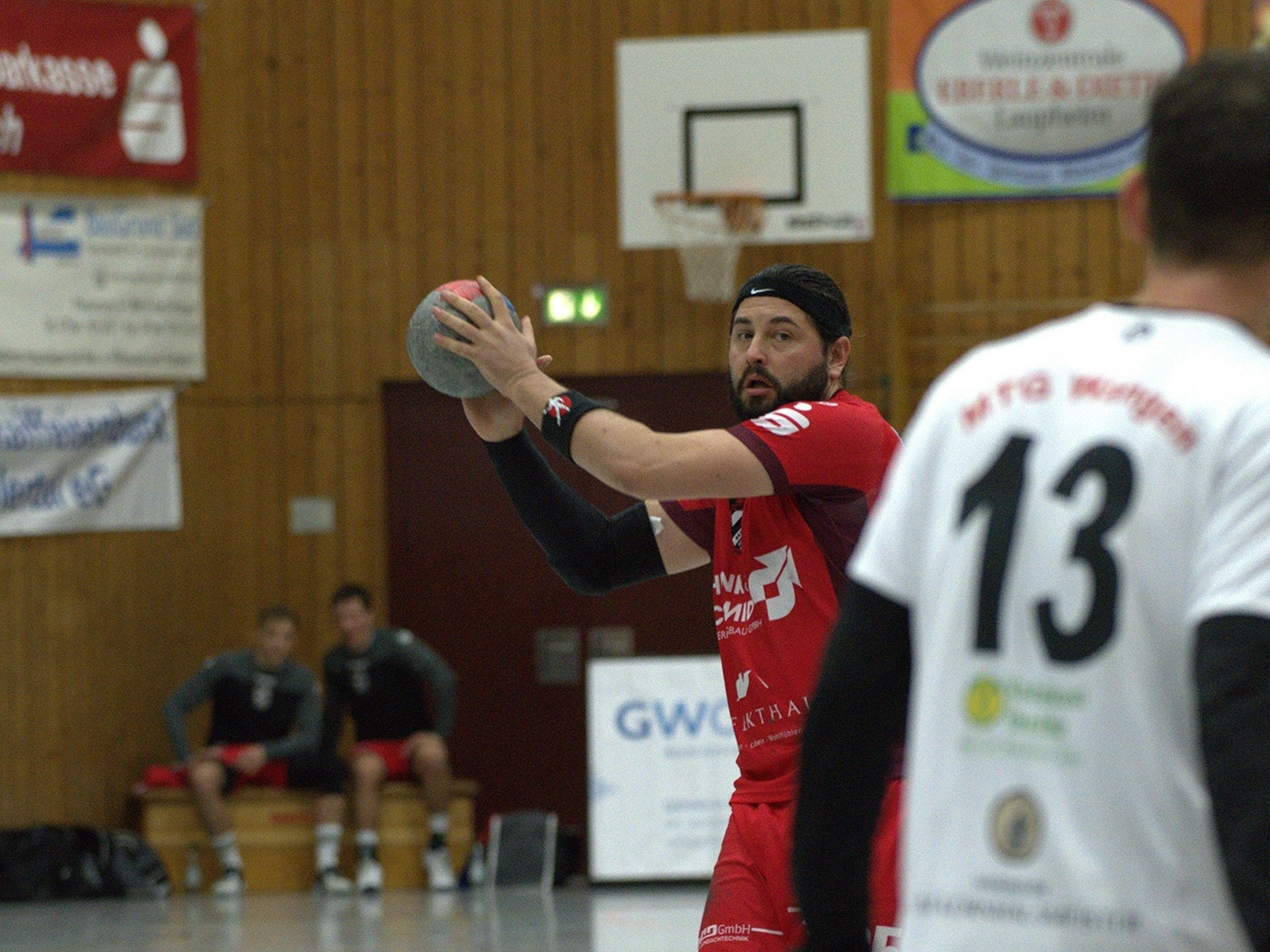Handballspieler des HRW-Laupheim holt zum Wurf aus.
