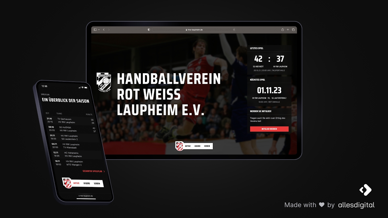 Ein Handball mit HRW-Logo liegt in einer Sporthalle