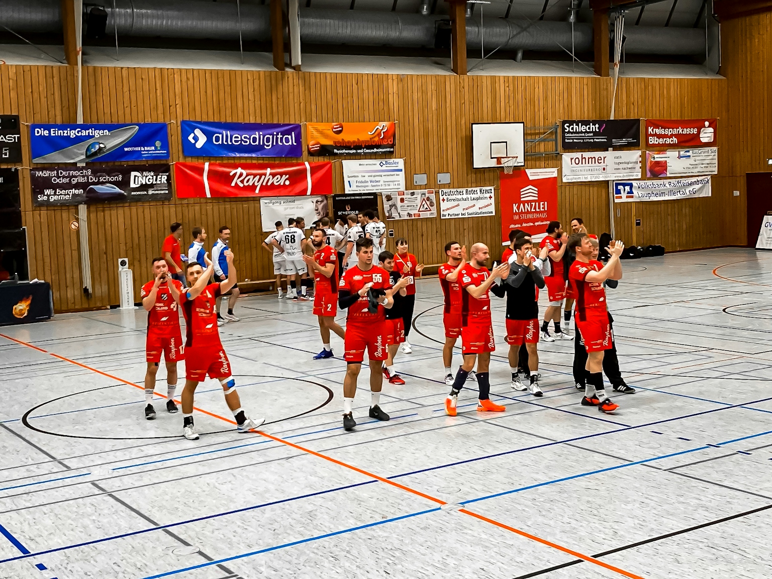 Handballspieler des HRW-Laupheim in rotem Trikot kurz vor dem Abwurf.